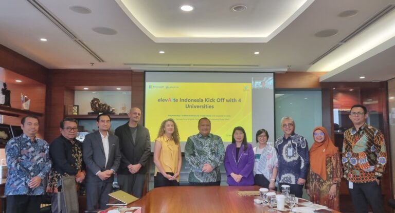 Somanna Palacanda, Microsoft Philanthropies Social Impact Lead (4th from left); Caroline McGrath, Microsoft Asia Regional Director, Skills for Social Impact (5th from left); and Dharma Simorangkir, Microsoft Indonesia President Director (6th from left), welcome representatives from BINUS University (BINUS), Telkom University (TelU), Brawijaya University (UB), and Gadjah Mada University (UGM) to the elevAIte Indonesia partner ecosystem.